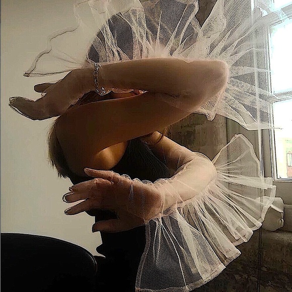 Gossamer Ruffle - Gloves - Picture 2 of 3